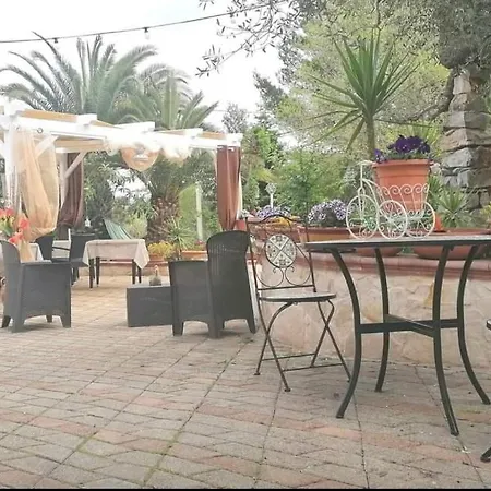 L'isola Felice E Trulli Sotto Le Stelle Bed & Breakfast 3*